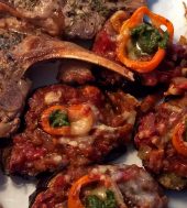 Gerookte lamskotelet met aubergine pizza