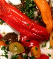 Puntpaprika’s gevuld met lamsgehakt en tomatensalade